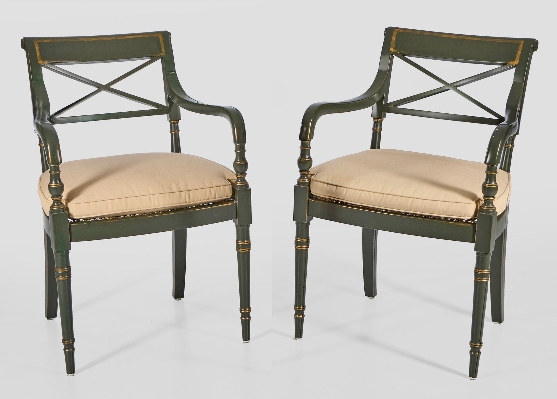 Null Paire de chaises avec accoudoirs de style Régence Bois, vert mousse et part&hellip;