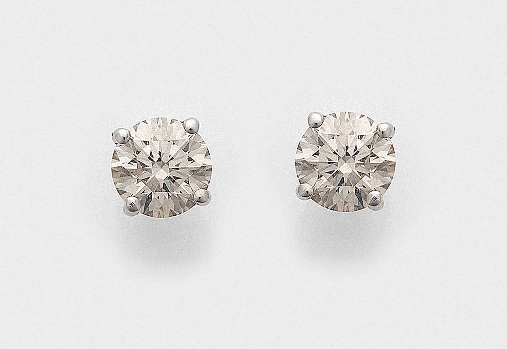 Null Pareja de pendientes clásicos de diamantes talla brillante, oro blanco, eng&hellip;