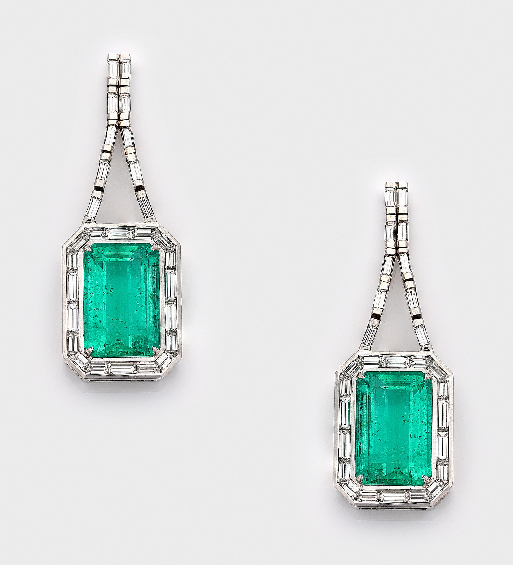 Null Coppia di collier di smeraldi colombiani con diamanti, oro bianco, 18 ct.; &hellip;