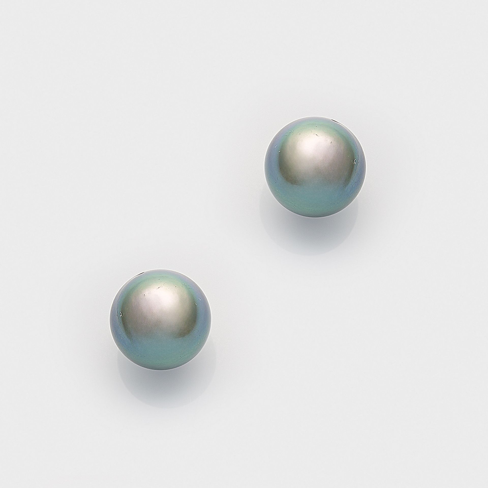 Null Pair of classic Tahitian pearl earrings in white gold, minted 585. Anthraci&hellip;