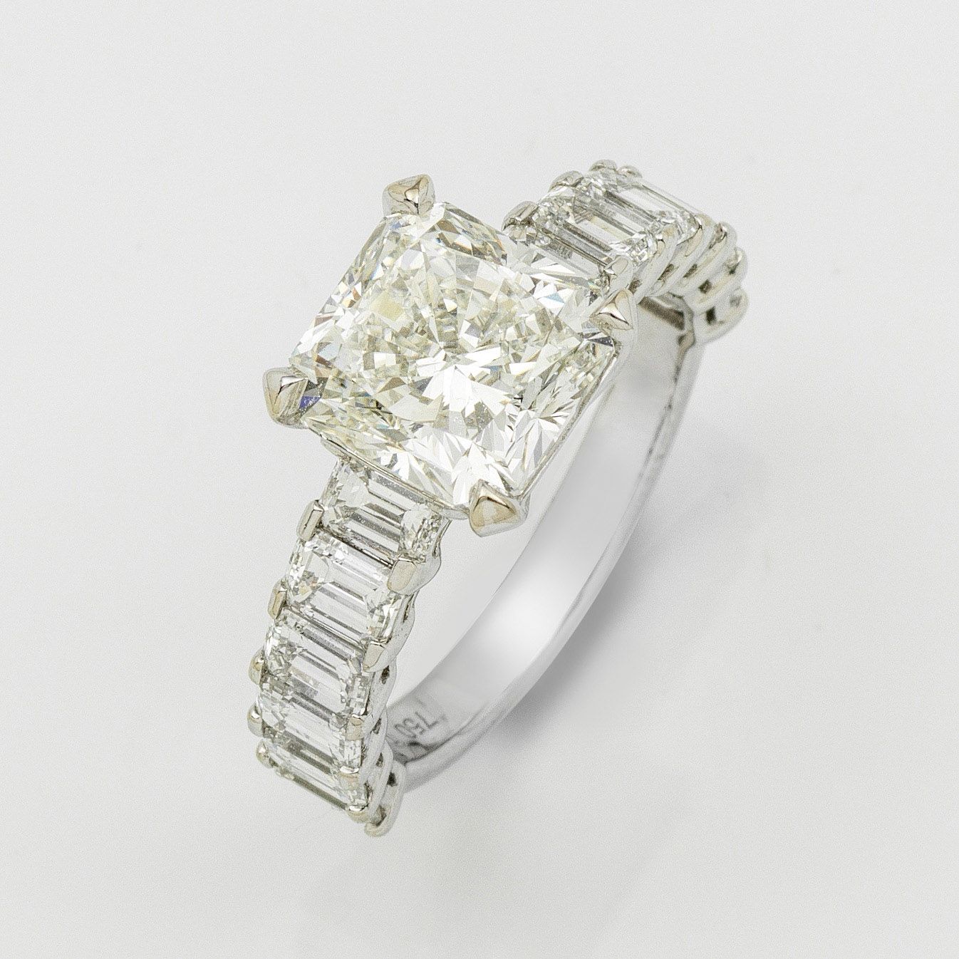 Null Bague en or blanc 750 millièmes, sertie au centre d'un diamant d'environ 4,&hellip;
