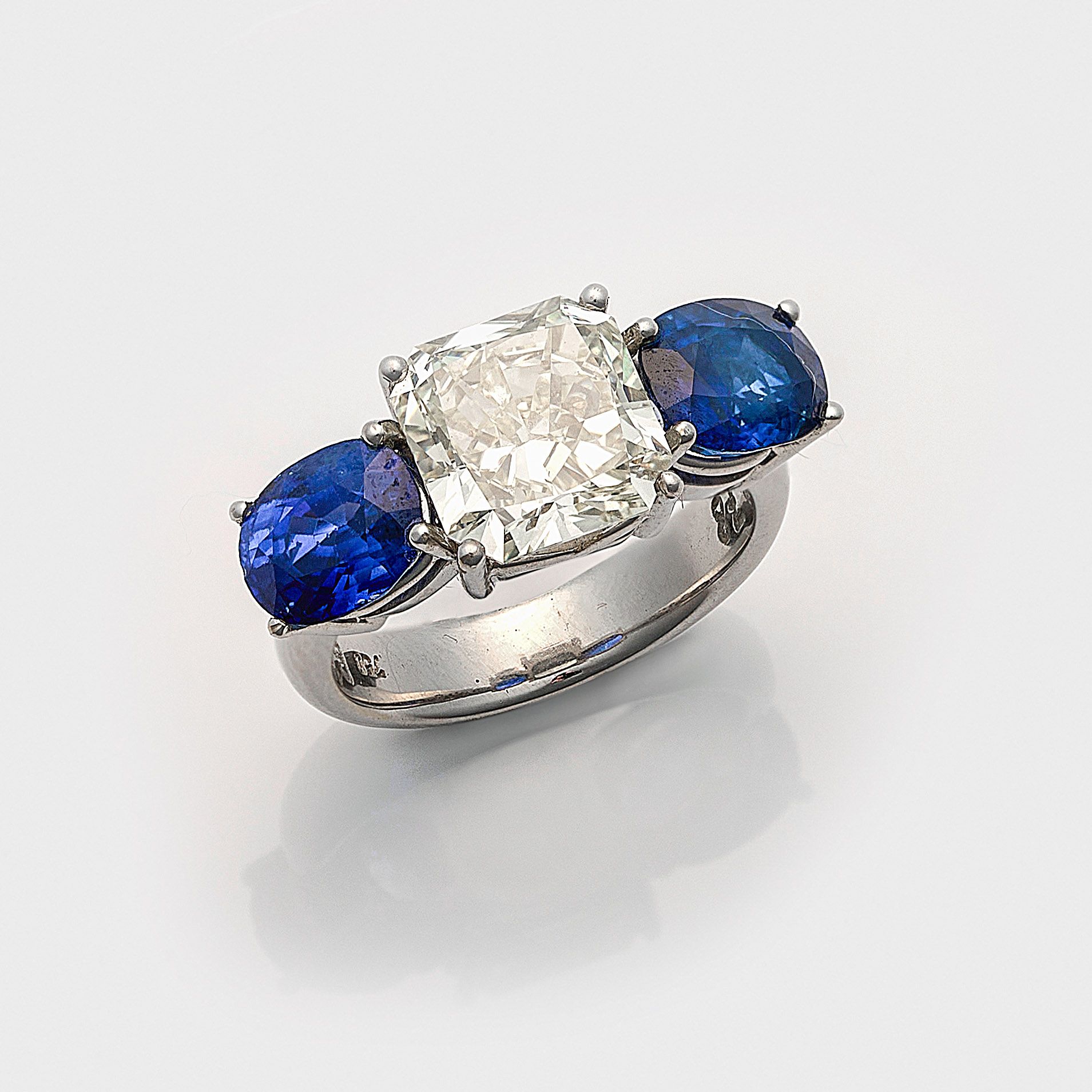 Null 镶嵌单颗钻石和缅甸蓝宝石的经典珠宝戒指
白金，750 年以内，中央镶嵌一颗约 5.10 克拉的放射状切割钻石（M/vvs），两侧镶嵌两颗未经处理的矢车&hellip;