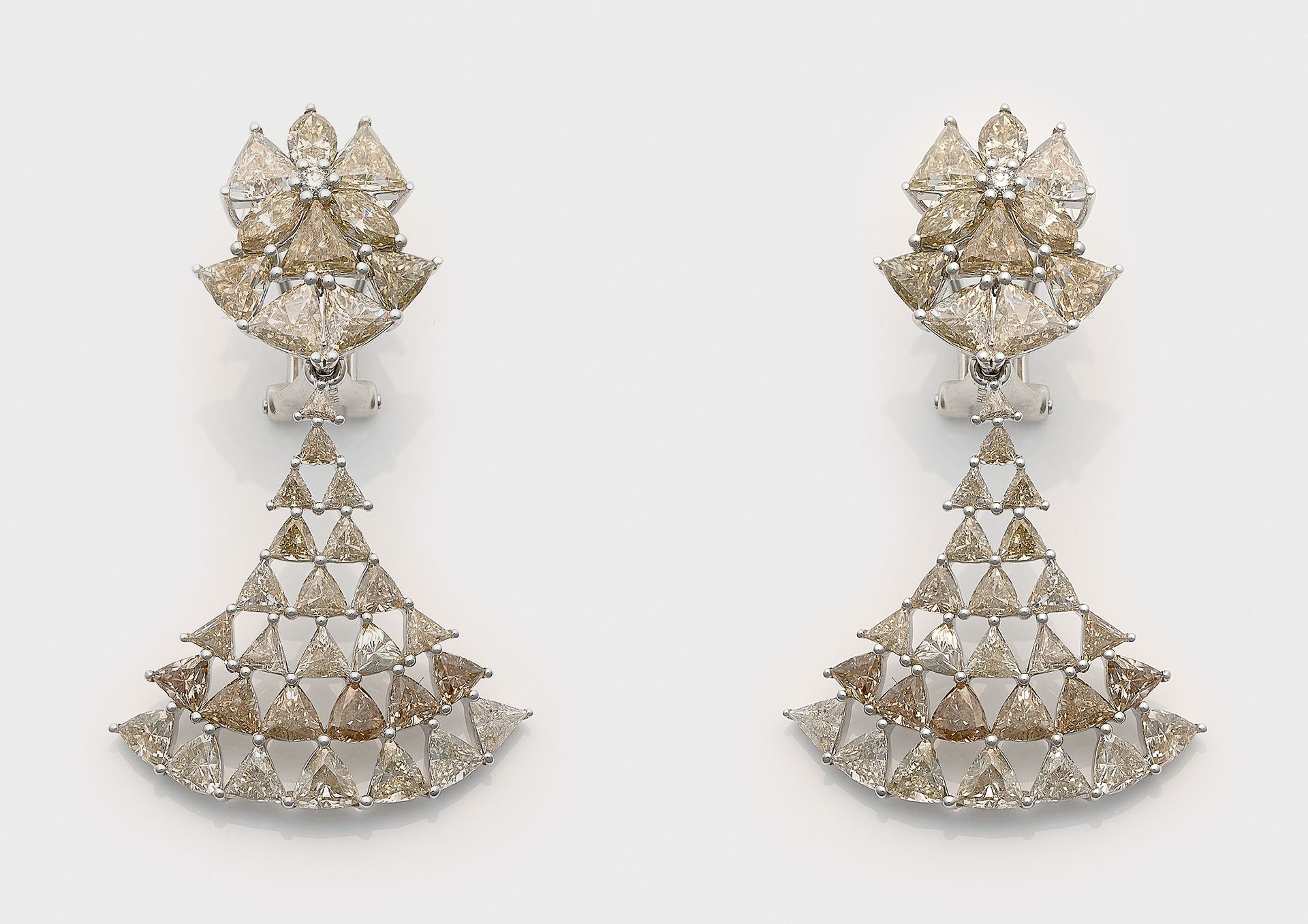 Null Coppia di eleganti orecchini con diamanti fantasia di circa 8,50 ct. Nei co&hellip;