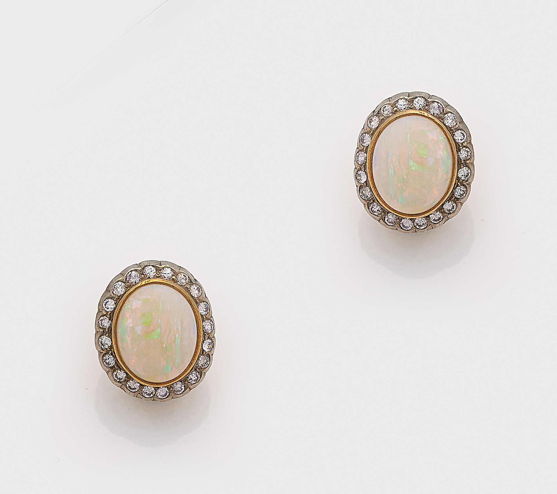 Null Coppia di orecchini classici in opale con 2 opali bianchi in un bellissimo &hellip;