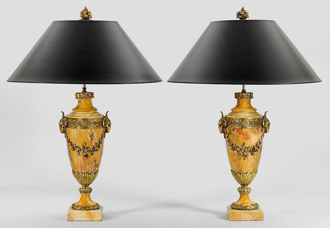 Null Paire de grandes lampes de table de style Louis XVI, à deux branches, en ma&hellip;