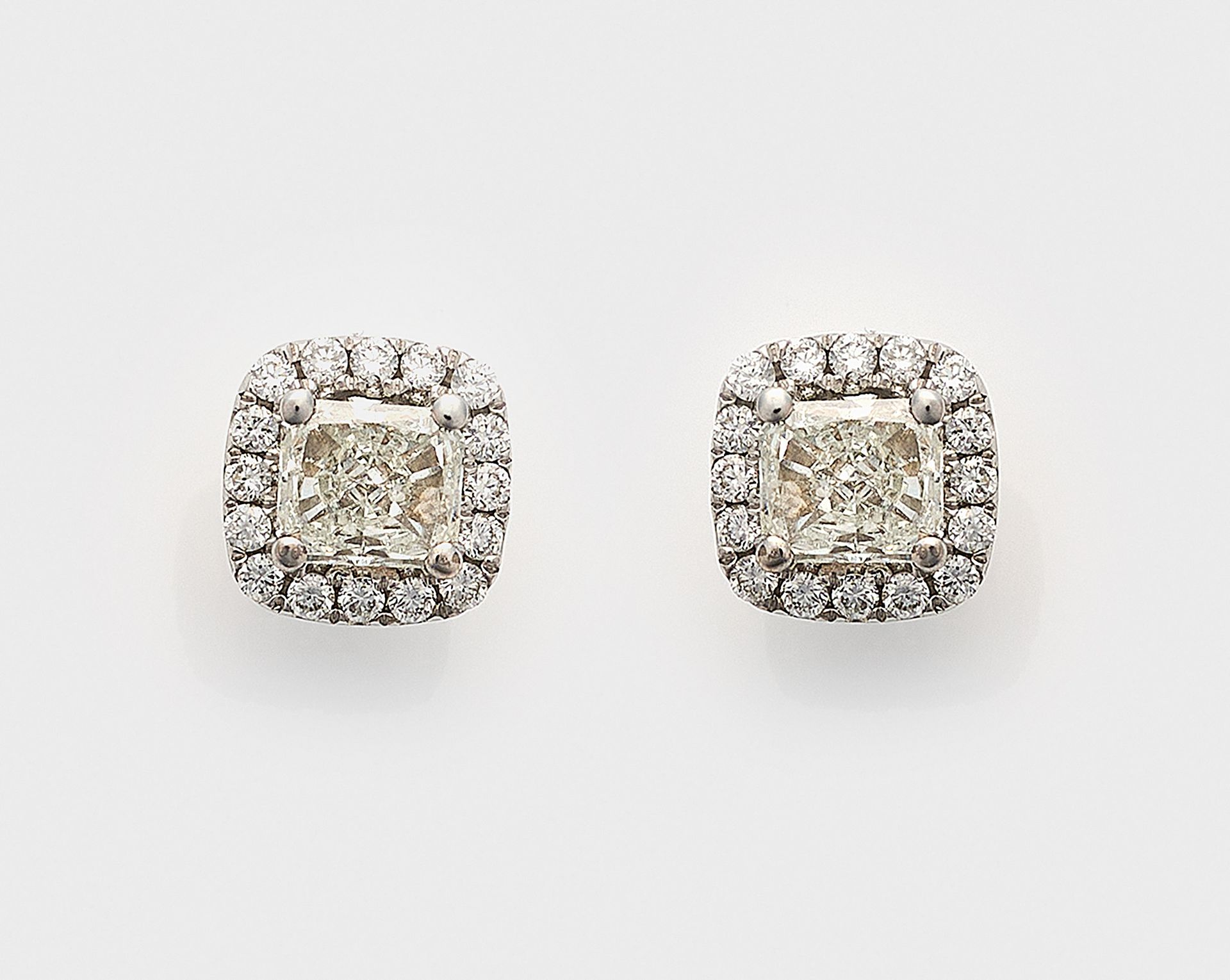 Null Coppia di eleganti orecchini di diamanti con 2 diamanti di circa 0,85 ct. (&hellip;