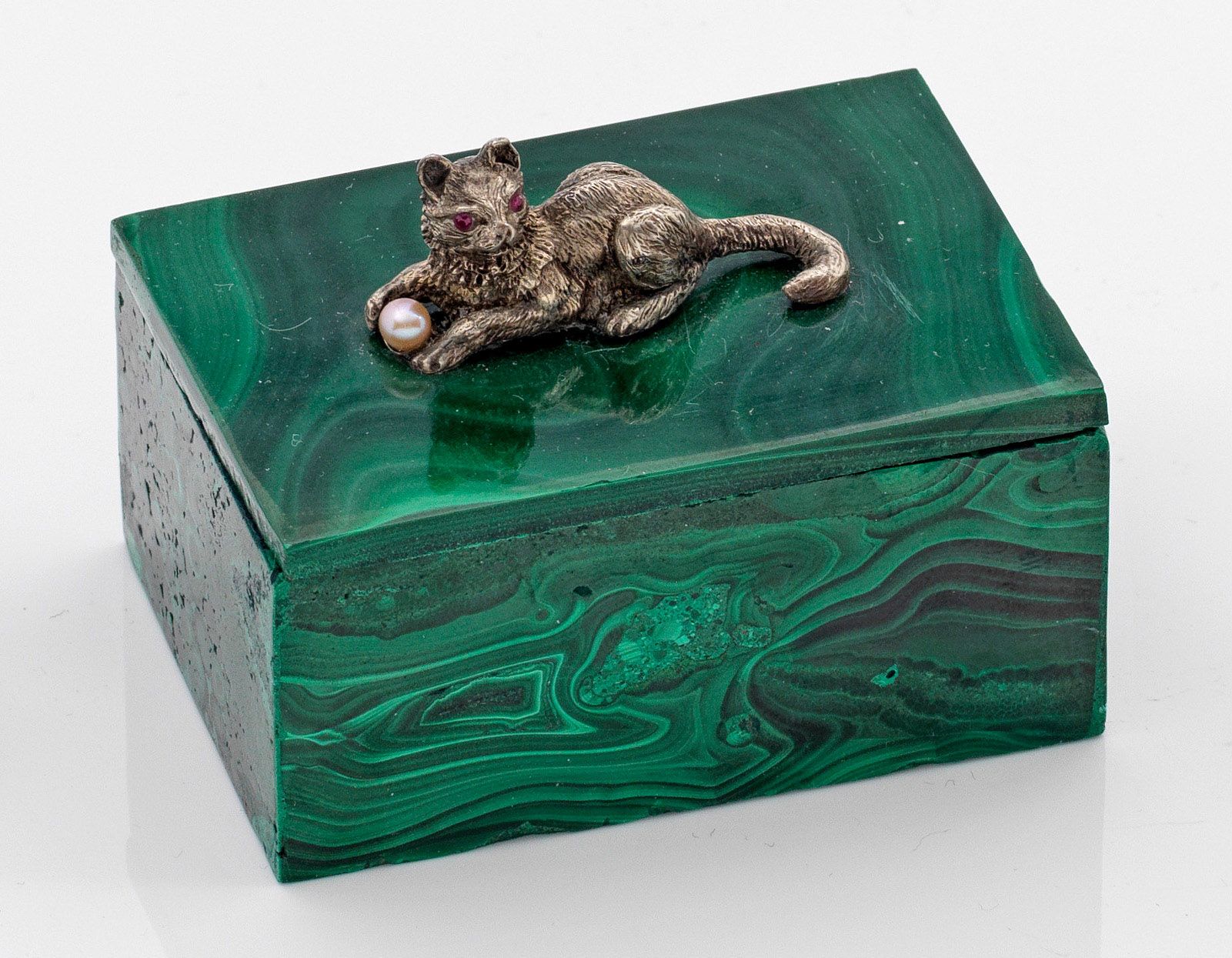 Null Petite boîte décorative dans le style de Karl Fabergé. Malachite et argent.&hellip;