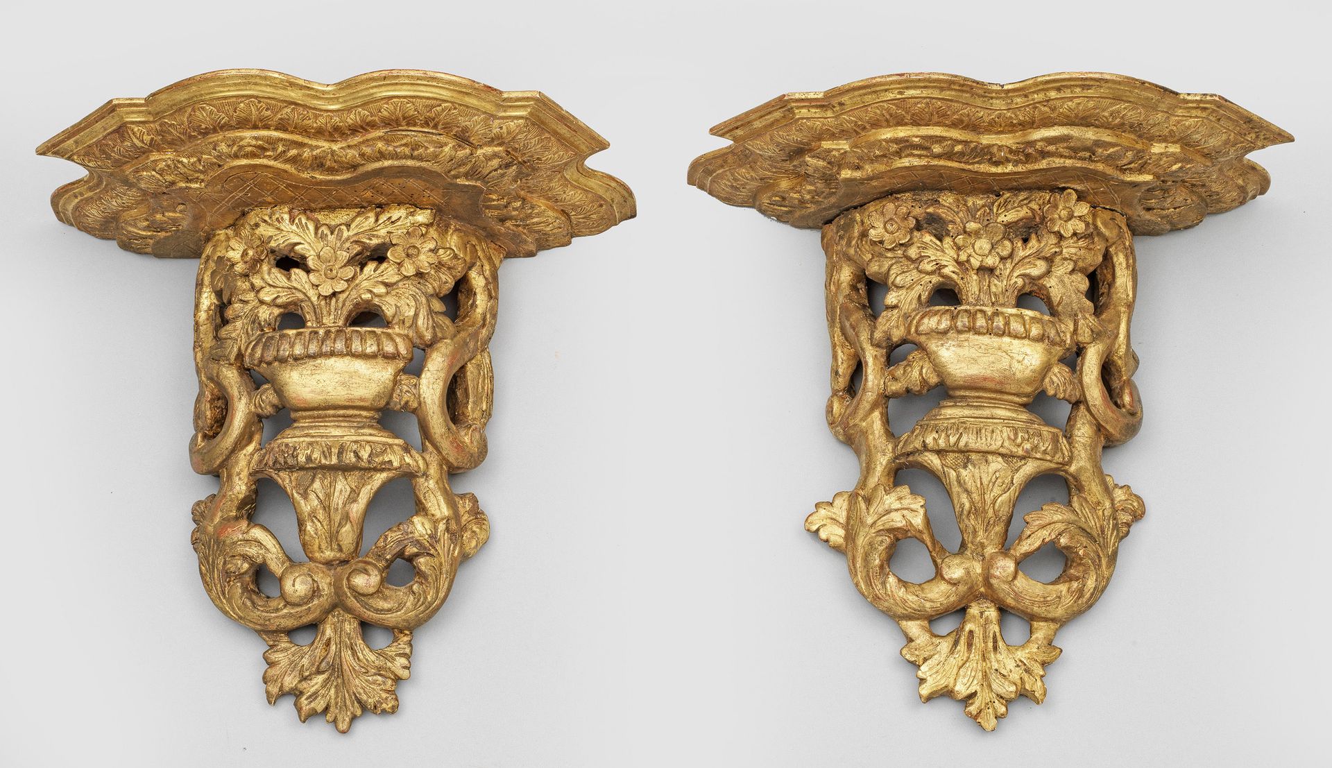 Null Pair of Baroque wooden wall brackets, carved, painted and gilded. Open-work&hellip;