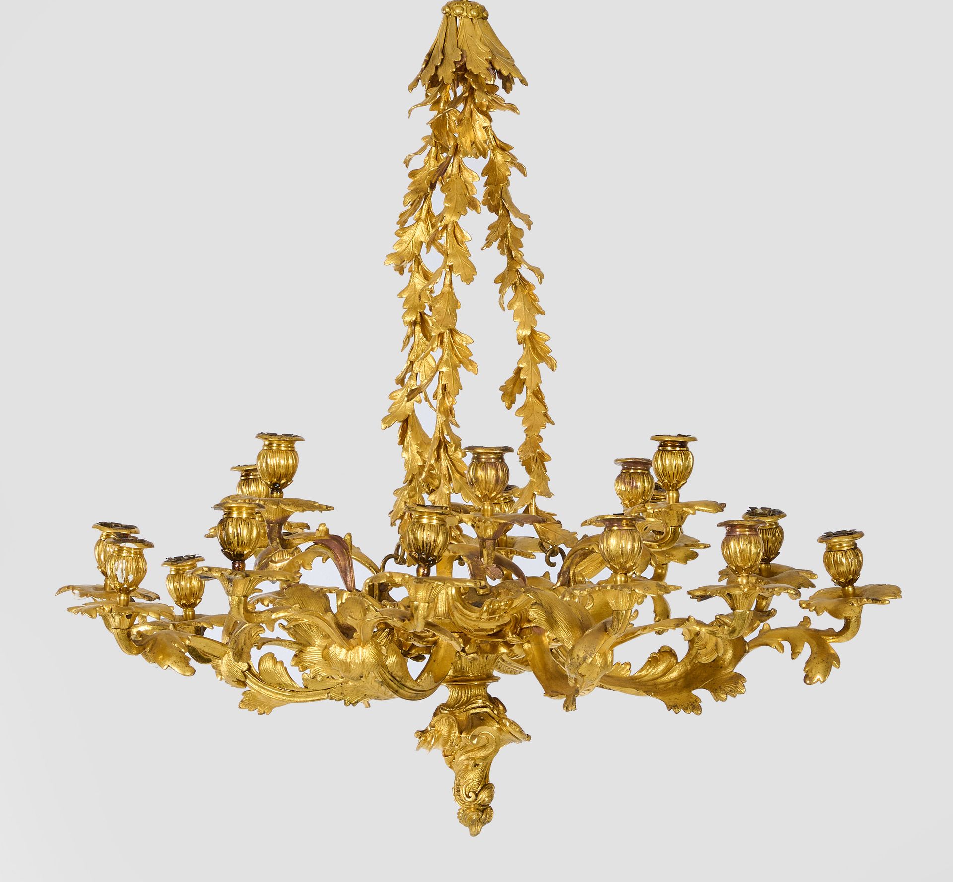 Null Große Rokoko-Deckenlampe 18-flg.; Bronze, vergoldet. Flaches, durchbrochen &hellip;
