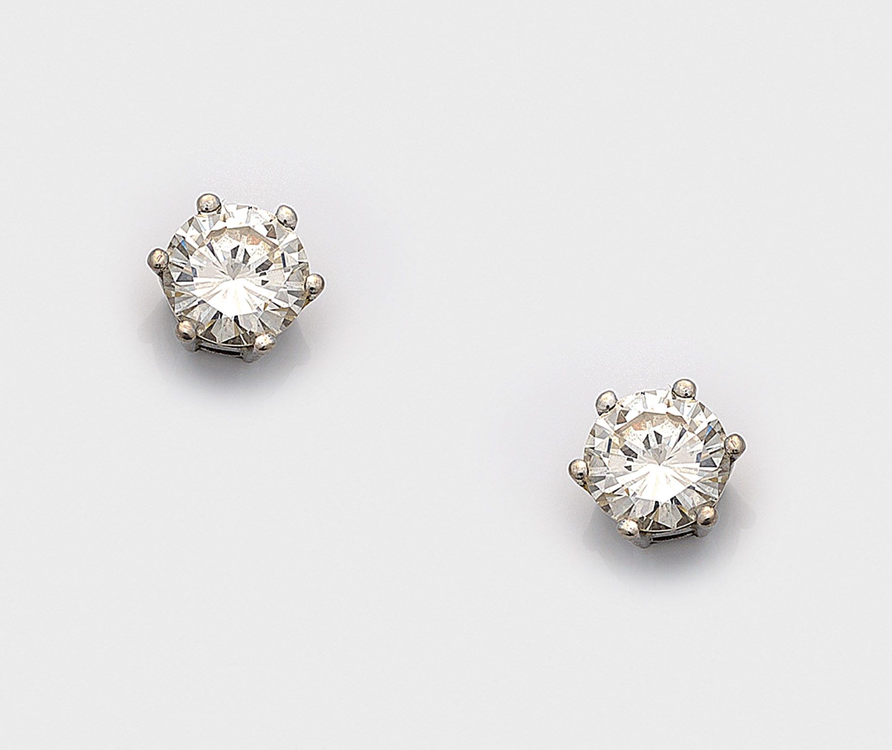 Null 一对 WEMPE 经典明亮式切割单颗钻石耳环，白金材质，镶嵌 2 颗明亮式切割钻石，总重约 1.00 克拉（H/si）。总重约 1.93 克。 
附 &hellip;