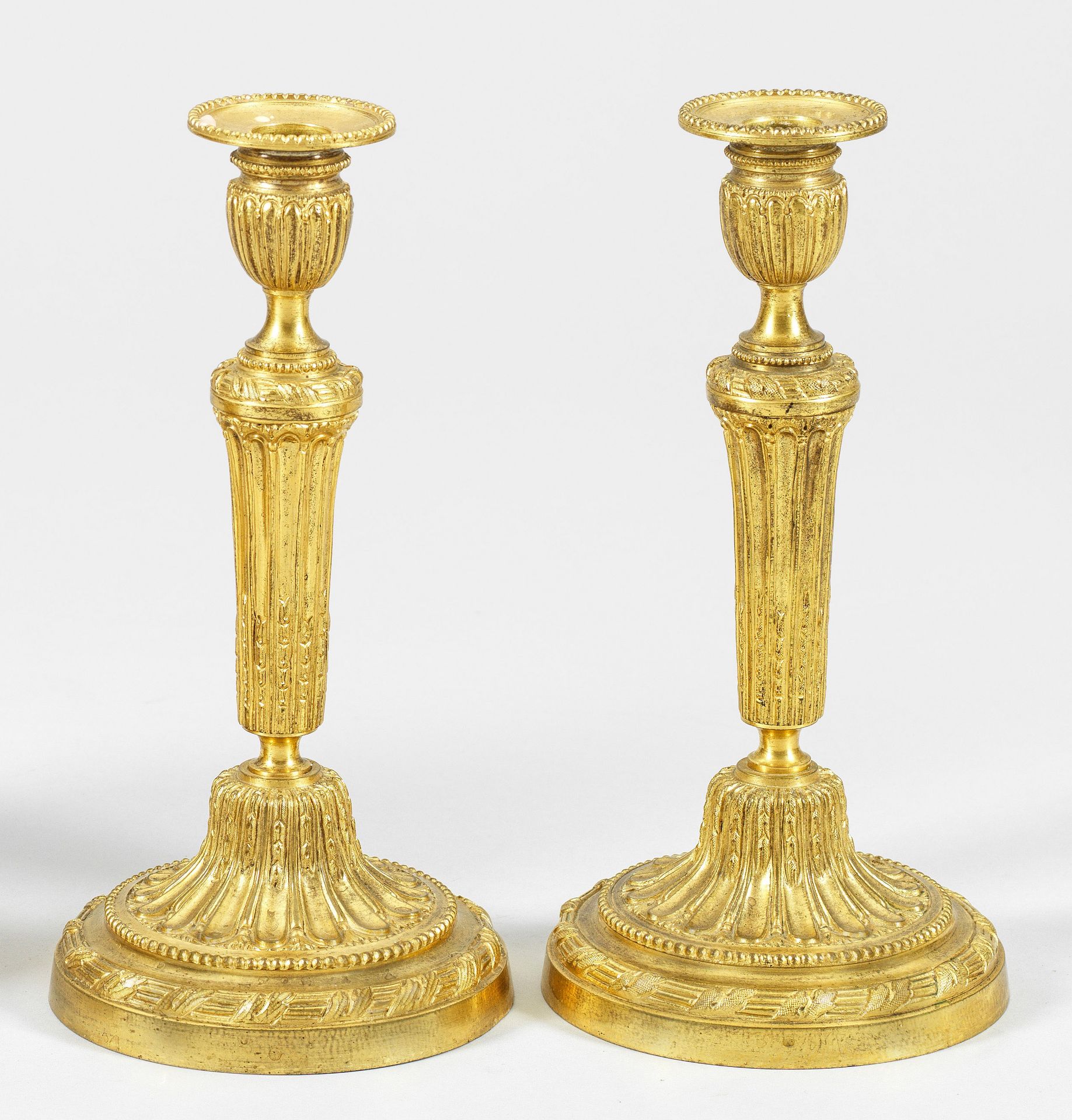 Null Paire de chandeliers de style Louis XVI à une aile ; bronze doré. Sur un so&hellip;
