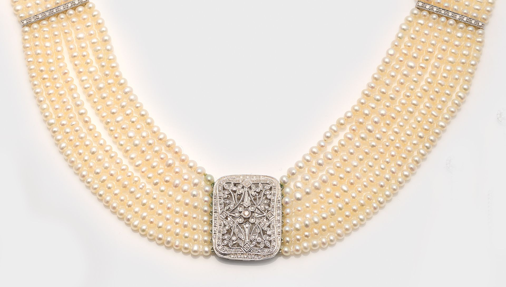 Null 宫廷风格的优雅珍珠项链，白金材质，编号 585。8 排双生白色养殖珍珠项链，散发着细腻的玫瑰绿色彩虹光泽，中间的徽章形珍珠镶嵌着花卉图案的钻石。 
1&hellip;