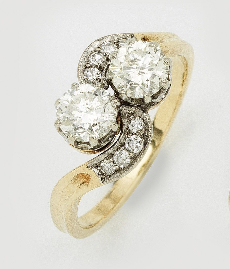 Null "Toi et Moi "钻石戒指，黄金材质，中央镶嵌 2 颗旧式切割钻石，共镶嵌约 1.00 克拉钻石；重约 3.72 克。 
镶嵌约 1.00 克&hellip;
