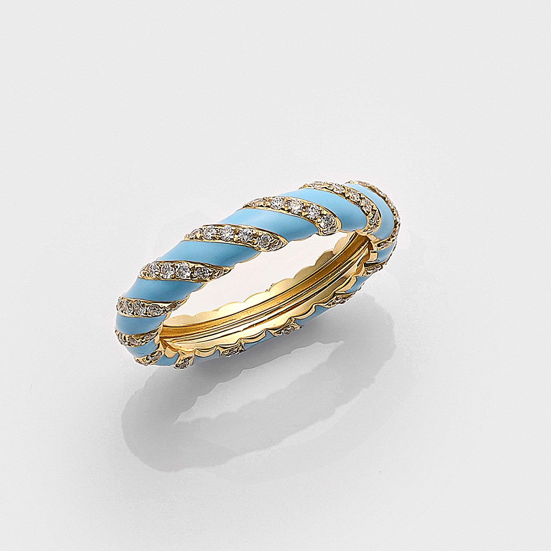 Null 黄金镶钻细绳戒指，部分饰以绿松石色珐琅，共镶嵌约 0.75 克拉小钻石；重约 4.27 克。 
镶嵌约 0.75 克拉小钻石的 18K 金戒指。