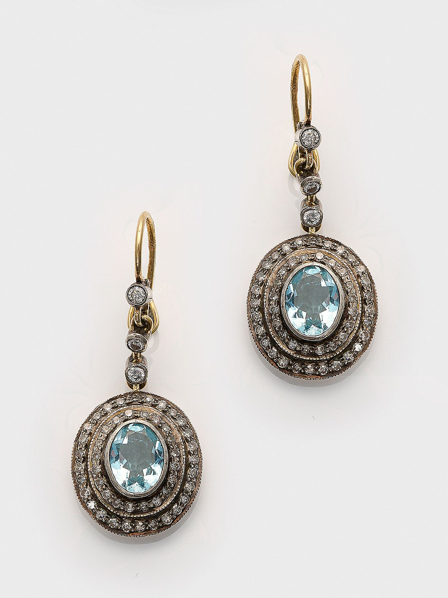 Null 镶嵌海蓝宝石（约 4.00 克拉）和钻石（约 1.20 克拉）的 14K 金耳环一对，14K 金材质，镶嵌 2 颗冰蓝色海蓝宝石（共约 4.00 克拉&hellip;