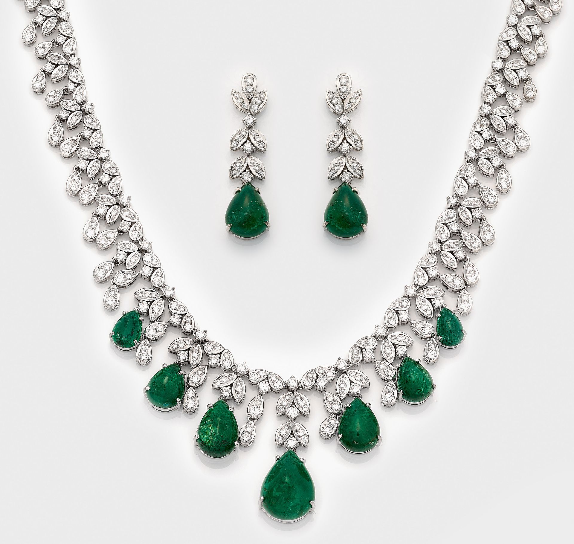 Null 镶嵌祖母绿和明亮式切割钻石的华丽珠宝项链和相应的一对耳环。正面镶嵌明亮式切割钻石共约 14.40 克拉，9 颗渐变祖母绿共约 45.35 克拉；总重约&hellip;