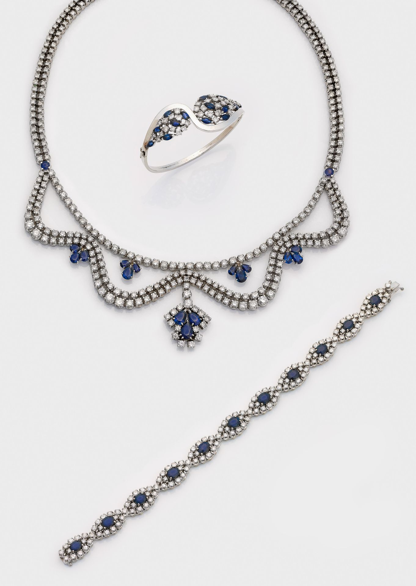Null Magnífico collar de zafiros y diamantes talla brillante, brazalete y pulser&hellip;