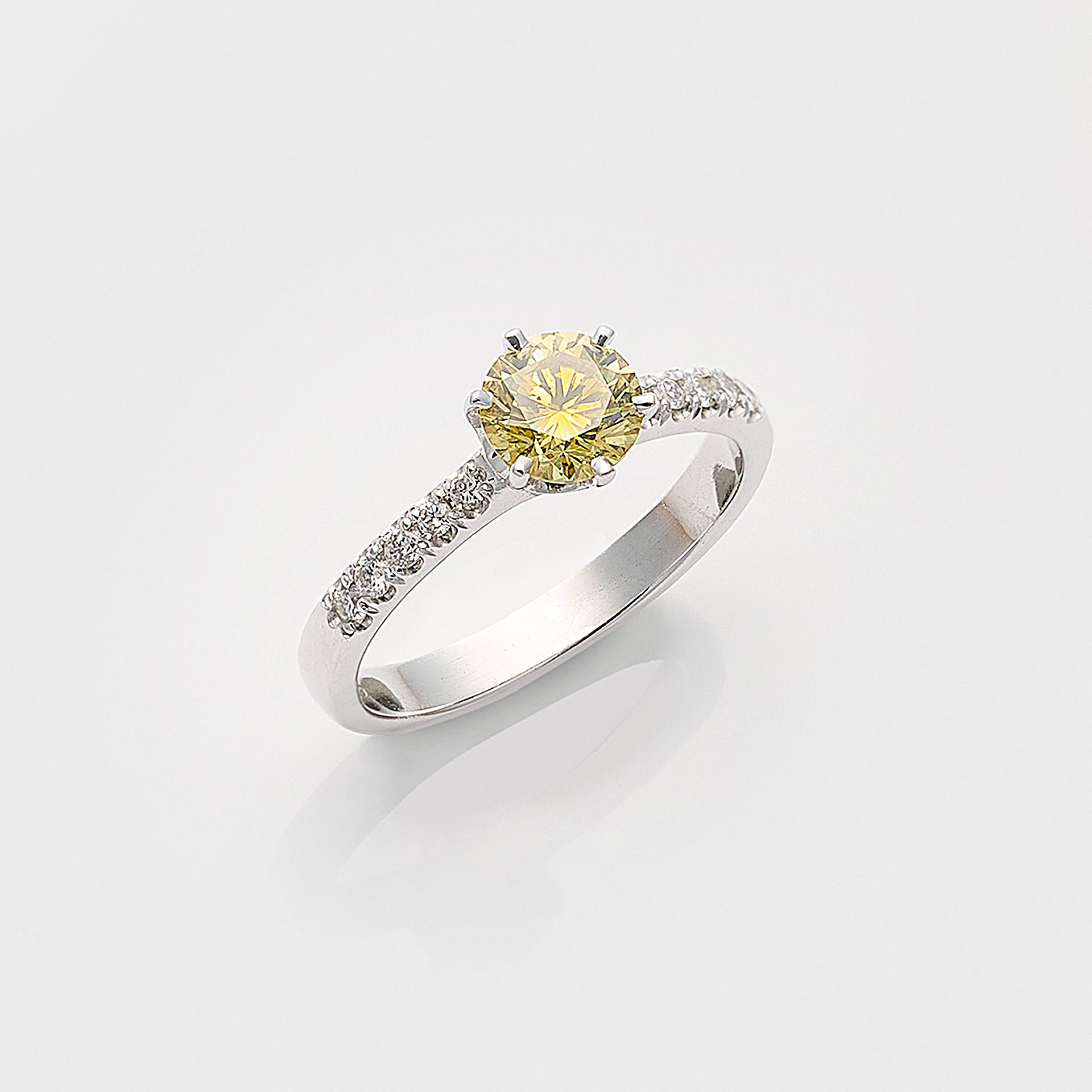 Null Bague Fancy en or blanc, taille 750, sertie au centre d'un diamant Fancy Vi&hellip;