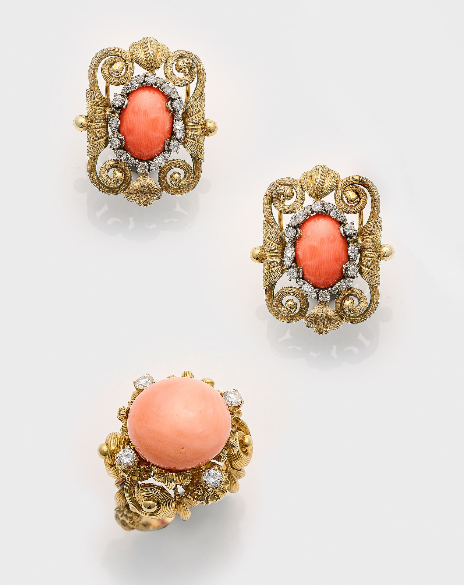 Null 20 世纪 50 年代的珊瑚镶钻饰，包括戒指和一对相应的耳夹。正面镶嵌鲑鱼色凸圆形珊瑚，周围环绕总重约 0.40 克拉的明亮式切割钻石和小钻石。总重约&hellip;