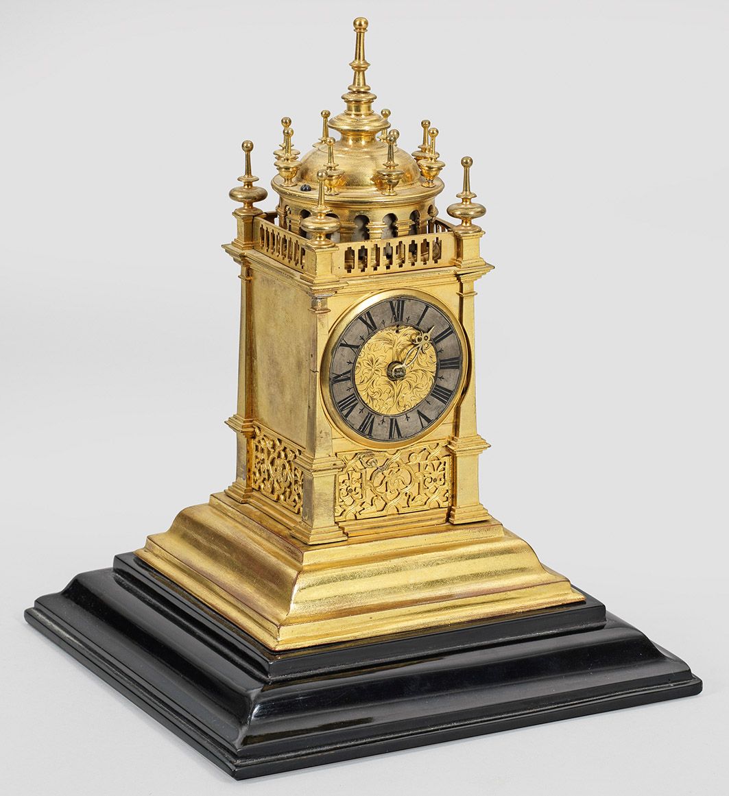 Null 年轻的尼古拉斯-施密特大师（1582 - 1637 年）设计的文艺复兴时期塔钟
黄铜和铜，火鎏金。长方形的钟盒，侧板可拆卸，四面有镂空的花格元素，两侧&hellip;