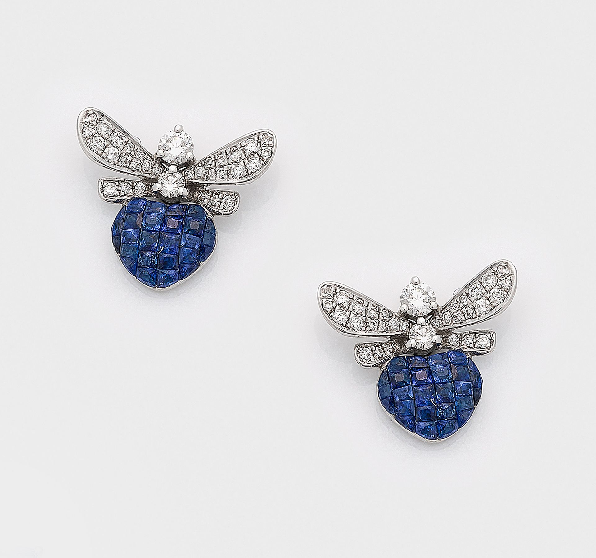 Null A pair of charming bee earrings in white gold, set with cornflower blue sap&hellip;