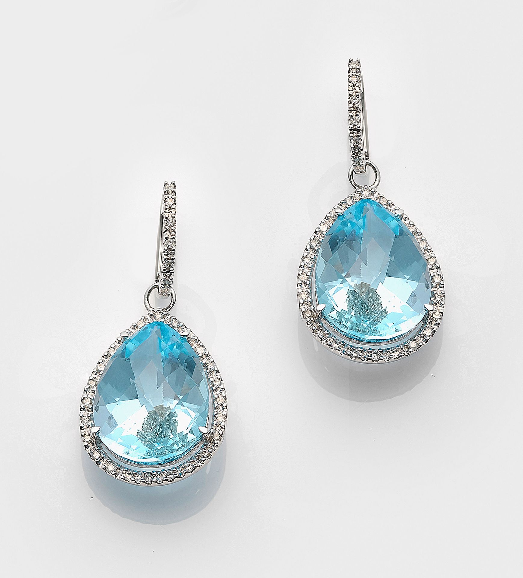 Null 一对具有代表性的海蓝宝石吊坠，白金，14K；正面镶嵌约 18 毫米 x 13 毫米的绿松石蓝色蝶形切割海蓝宝石，周围环绕总重约 0.60 克拉的钻石（&hellip;