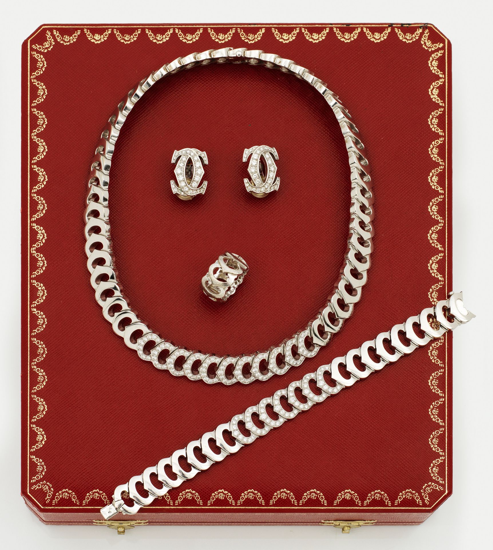 Null 卡地亚 2000 年推出的 "Double C de Cartier "明亮式切割项链、相应的戒指、一对耳夹和手链。白金，无光泽 750，C 形链接宽&hellip;
