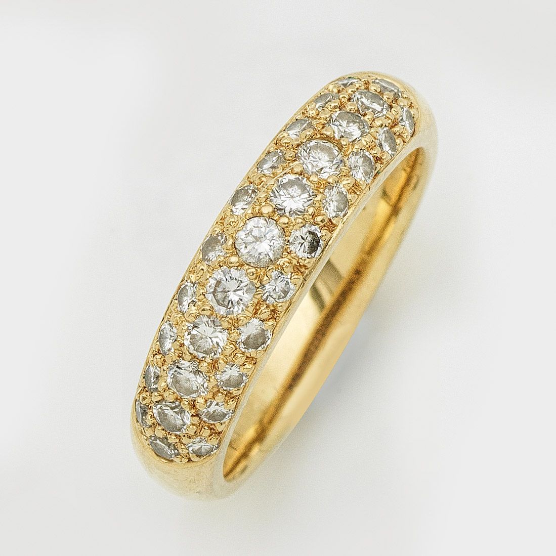 Null 黄金明亮式戒环，中央密镶明亮式切割钻石。重量约 5.51 克。
18K 金镶明亮式切割钻石戒指。