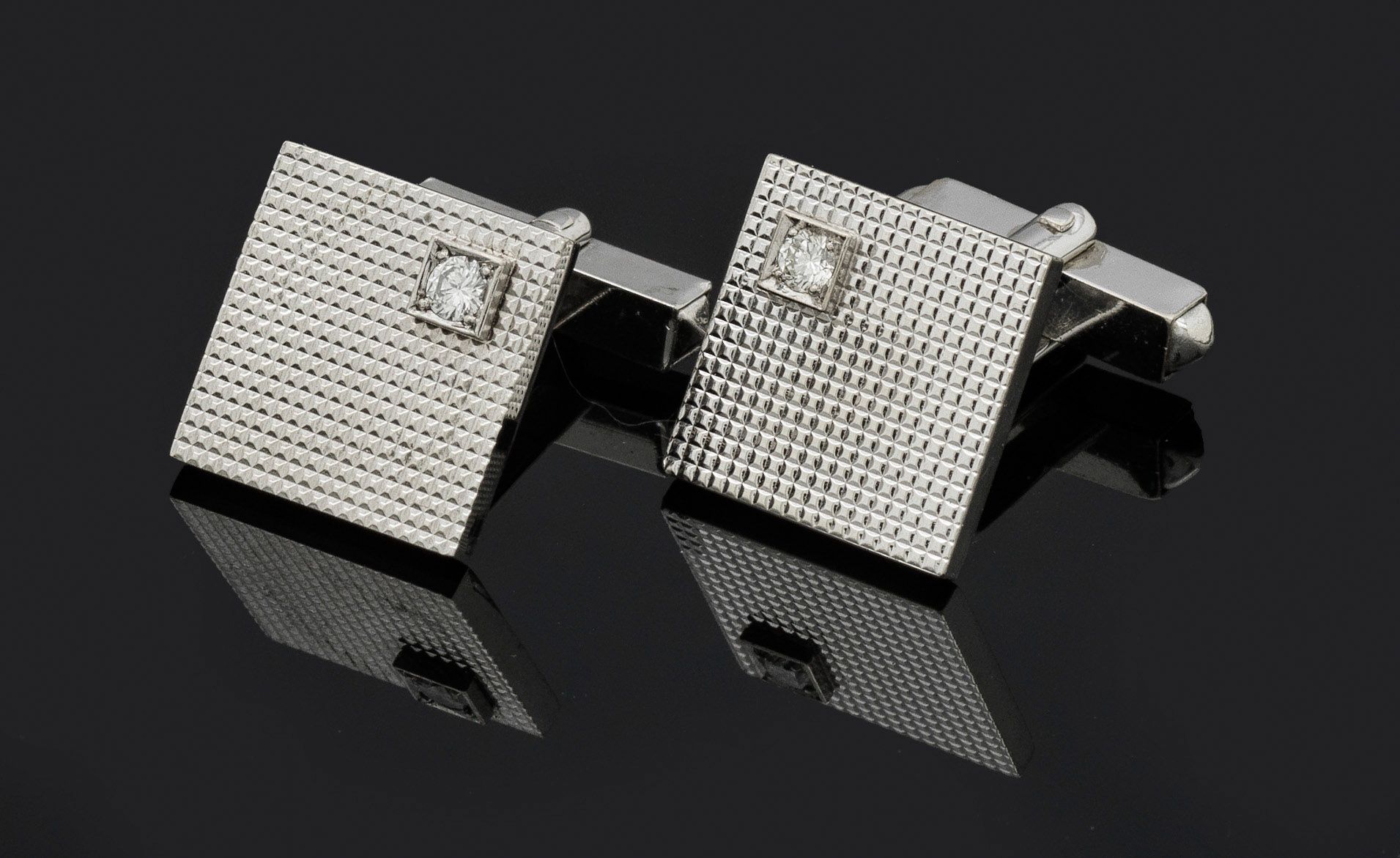 Null Pair of men's cufflinks with brilliant-cut diamond solitaires in platinum. &hellip;