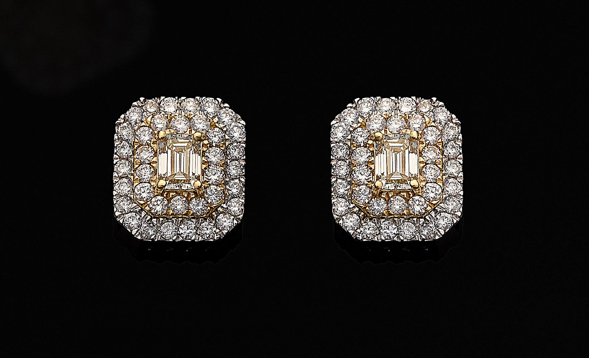 Null 一对优雅的白金彩钻耳环，镶嵌 2 颗彩黄钻和明亮式切割钻石，总重约 1.12 克拉（G/vs）。总重约 3.30 克。
一对 18K 白金耳环，镶嵌 &hellip;