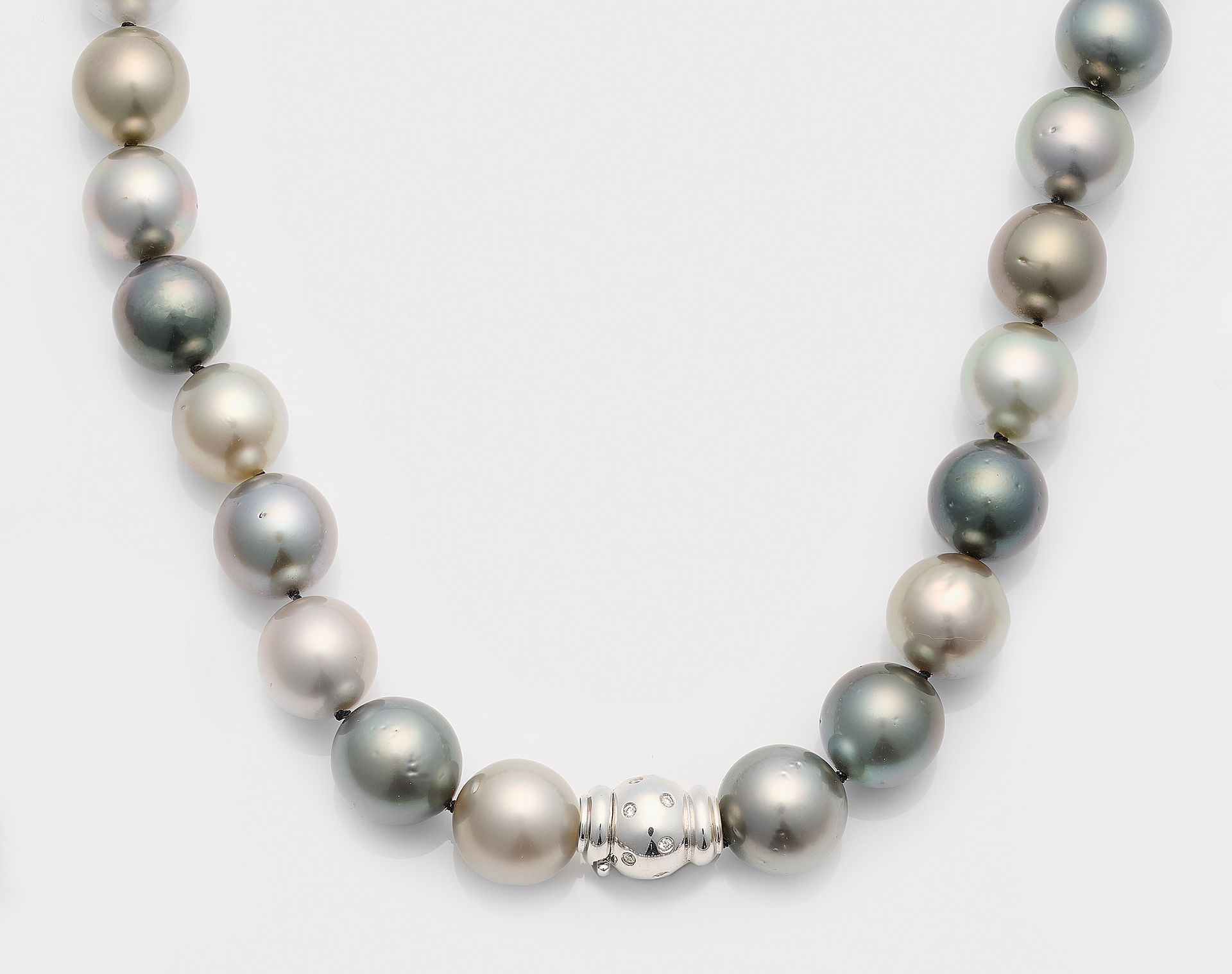 Null 优雅的大溪地南海珍珠项链，白金镶 750。 单排珍珠项链由 31 颗大溪地和南海养殖珍珠组成，颜色有银色、深灰色、金色、摩卡色和白色，直径约 13 -&hellip;