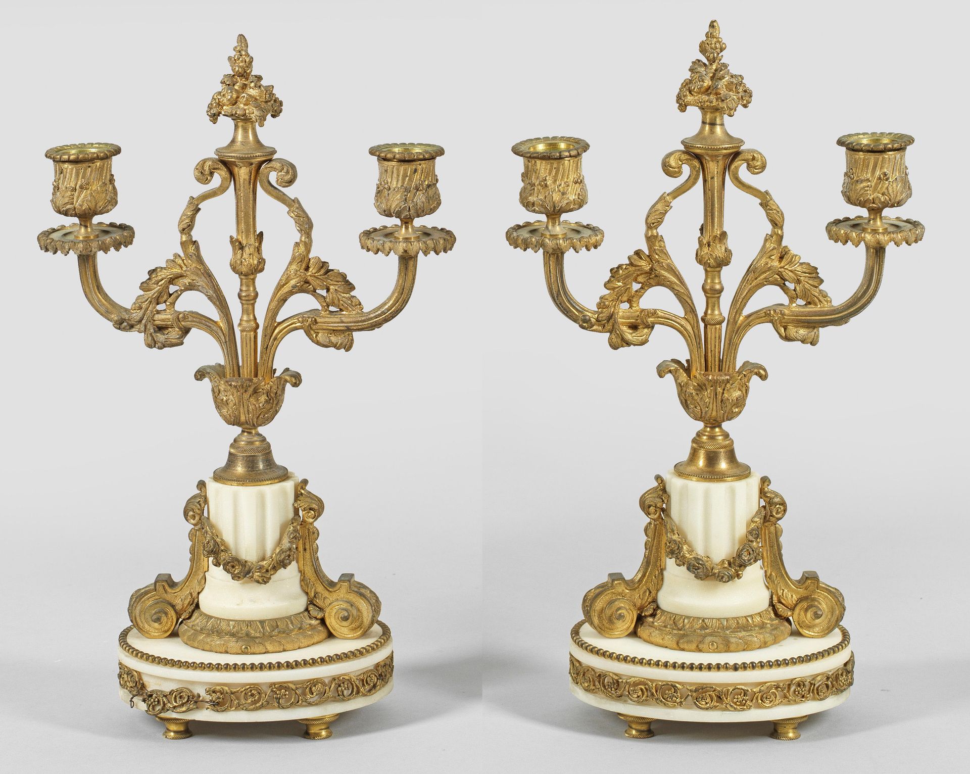 Null Paire de girandoles de style Louis XVI à deux volées ; bronze et marbre bla&hellip;