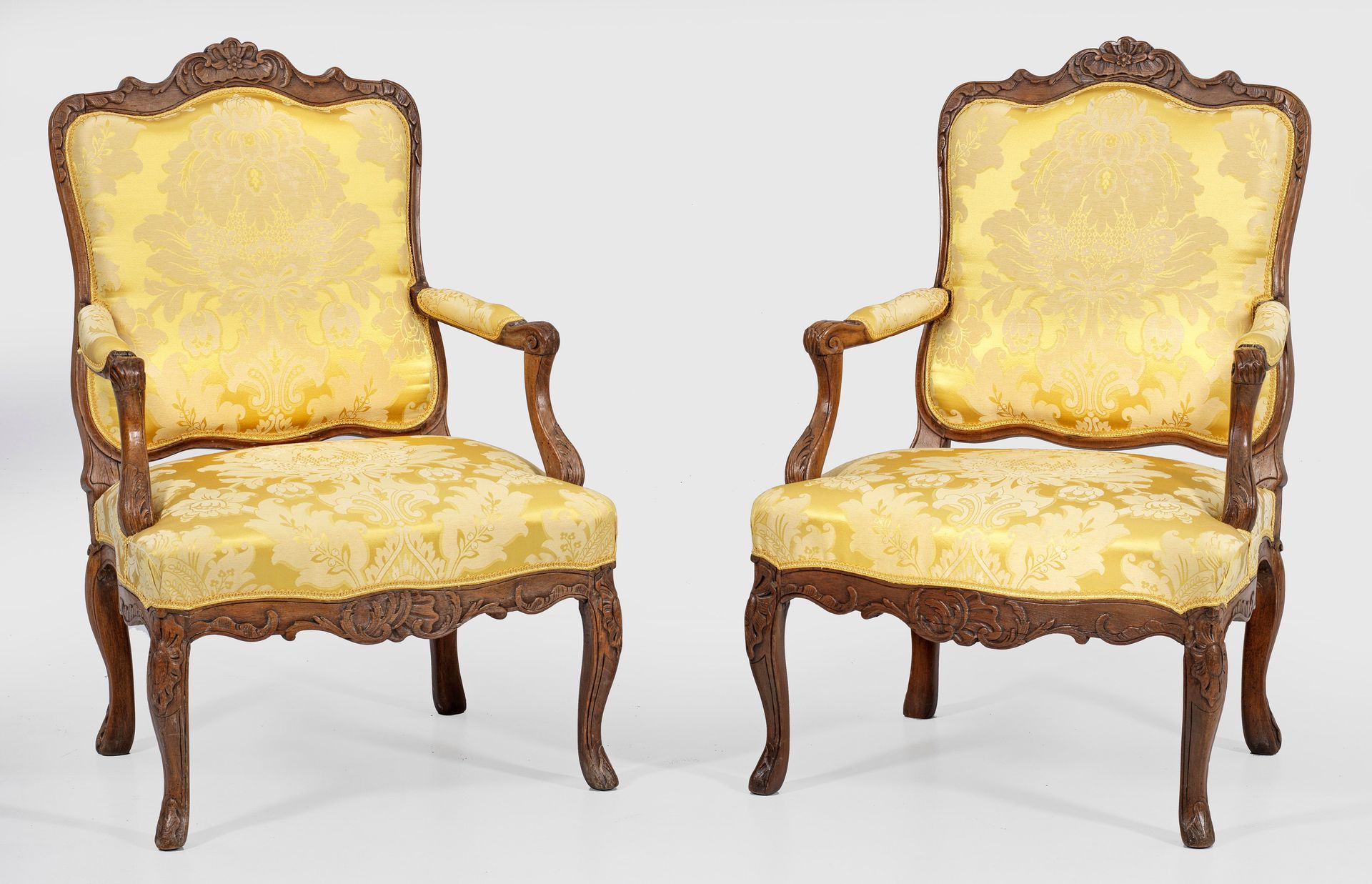 Null Paire de fauteuils baroques en hêtre, sculptés en relief. Cadre galbé ajust&hellip;