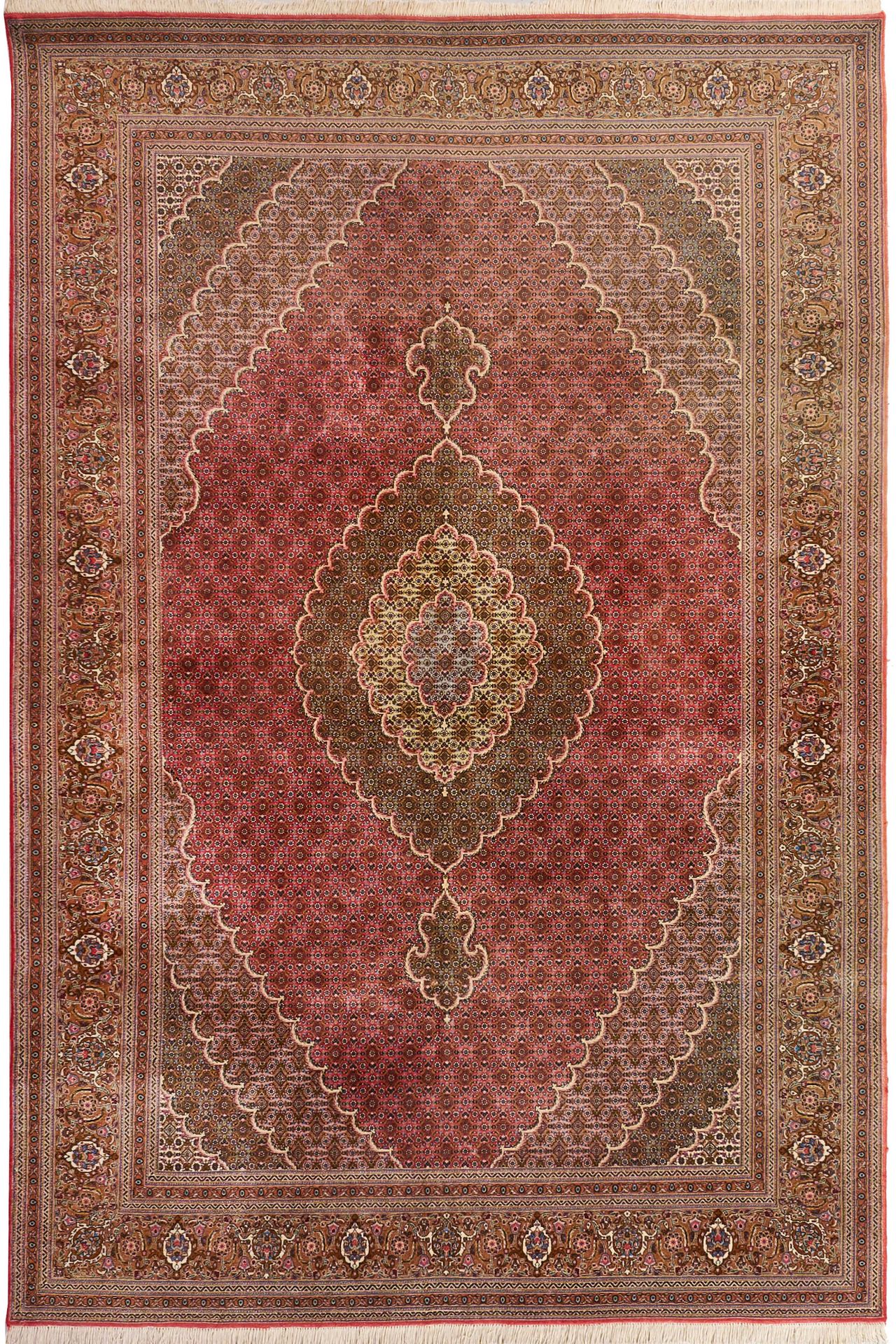 Null Petit tapis de Tabriz Perse. Laine de liège et soie sur coton. Dans le cham&hellip;