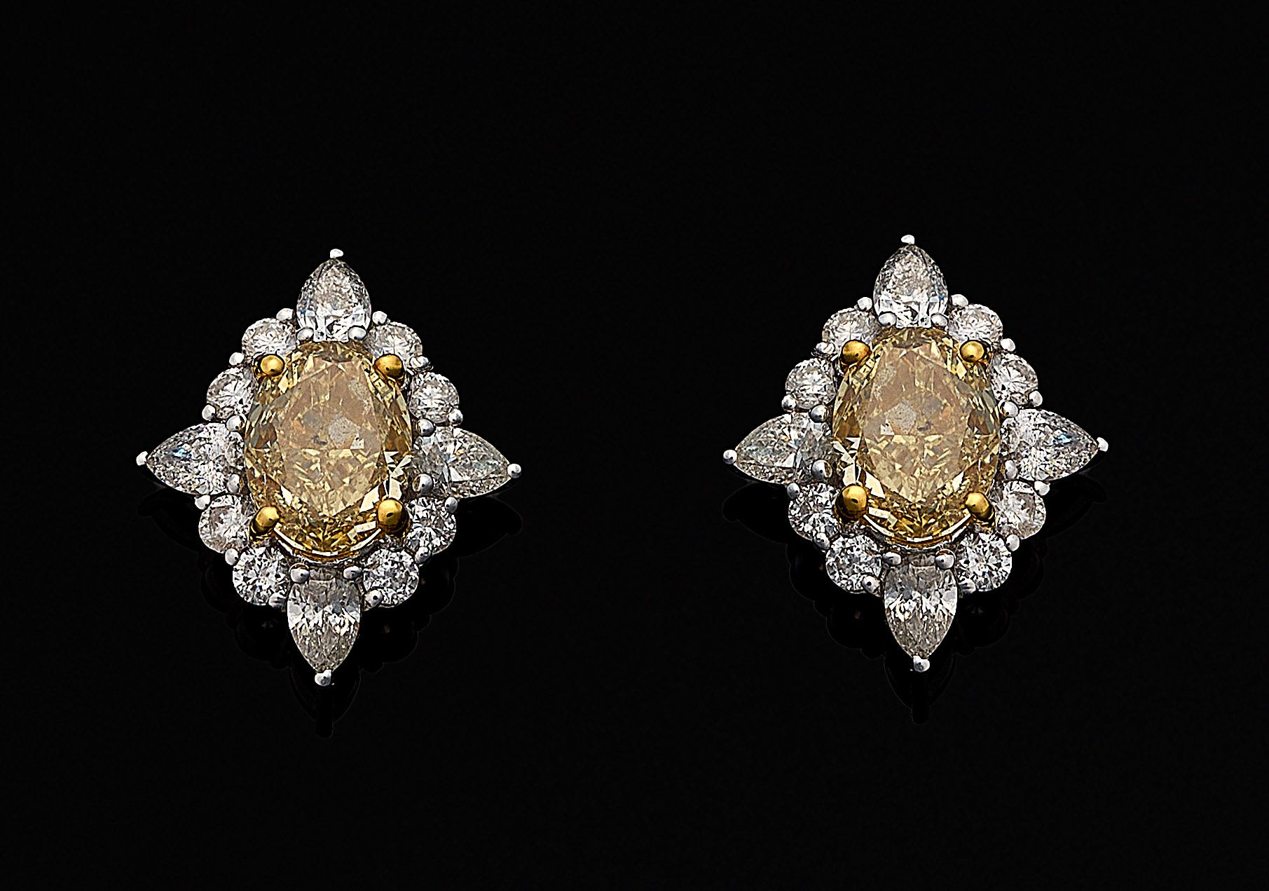 Null Coppia di eleganti orecchini con diamanti Fancy, in oro bianco, con diamant&hellip;