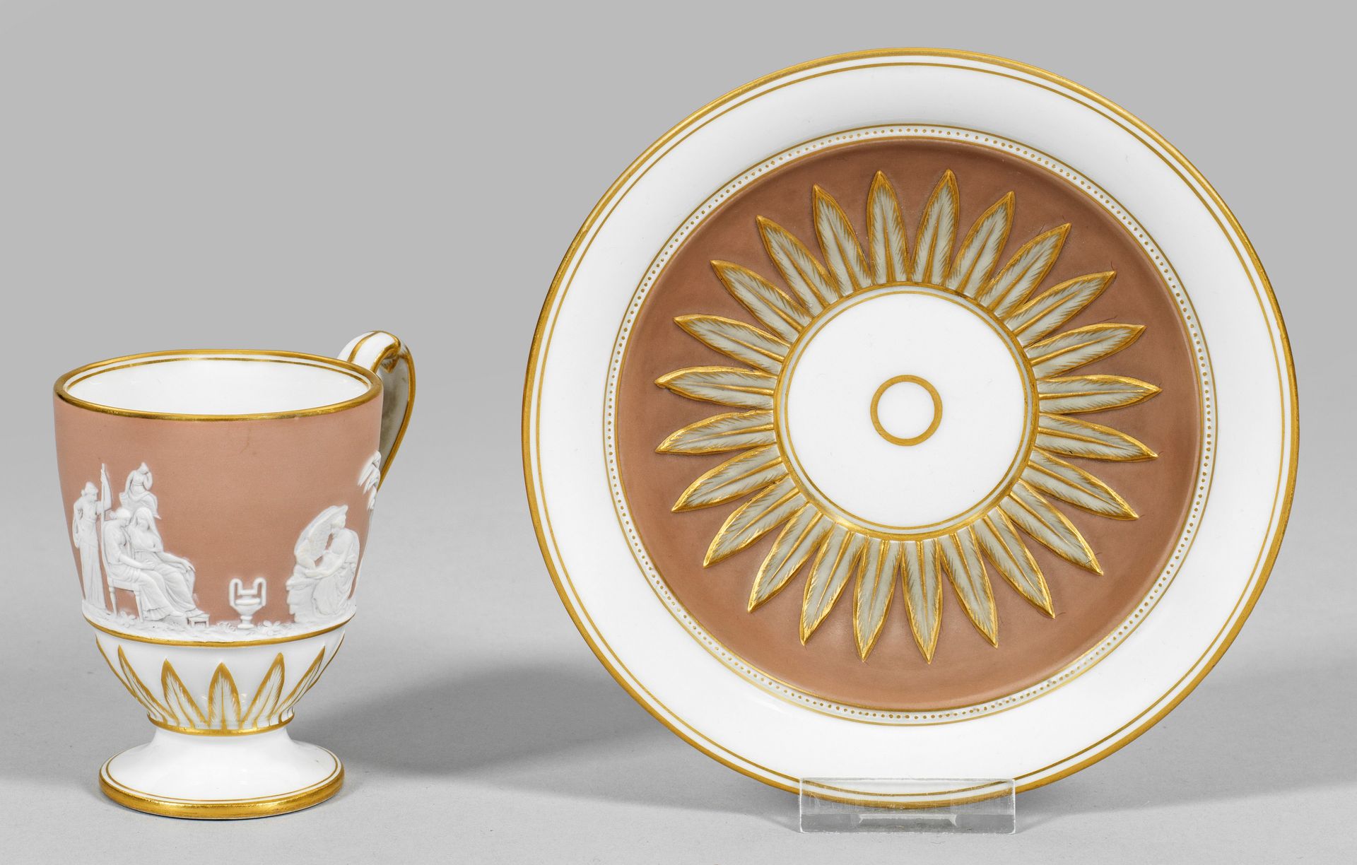 Null Magnifique tasse décorative Meissen avec frise en relief sur la soucoupe. P&hellip;
