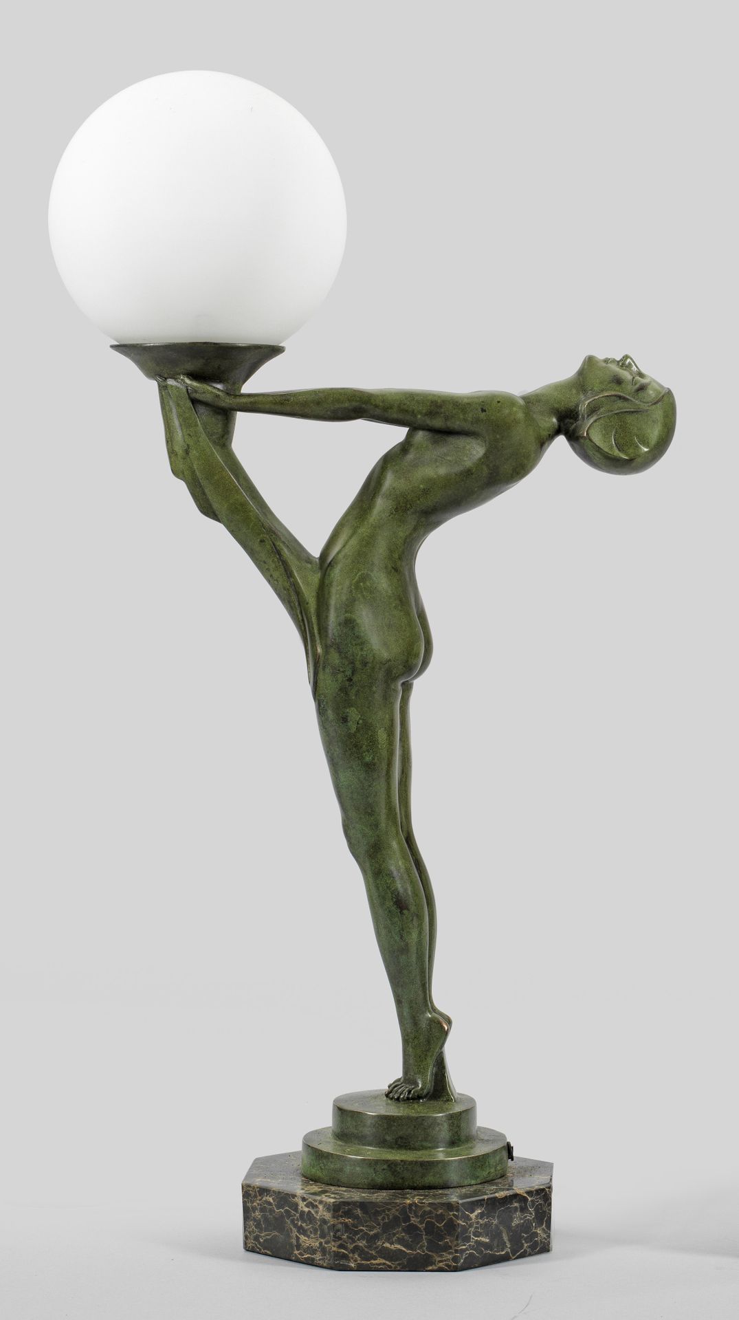 Null Lámpara escultórica Art Déco basada en el famoso modelo "Clarté" de Max Le &hellip;