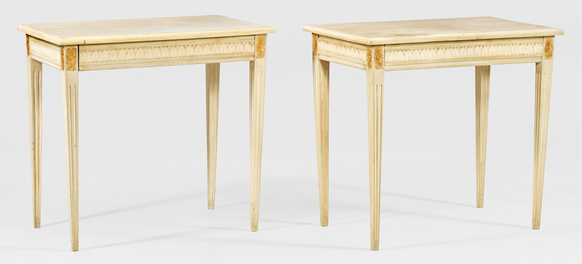 Null Paire de tables d'appoint de style Louis XVI Bois, teinté crème et en parti&hellip;