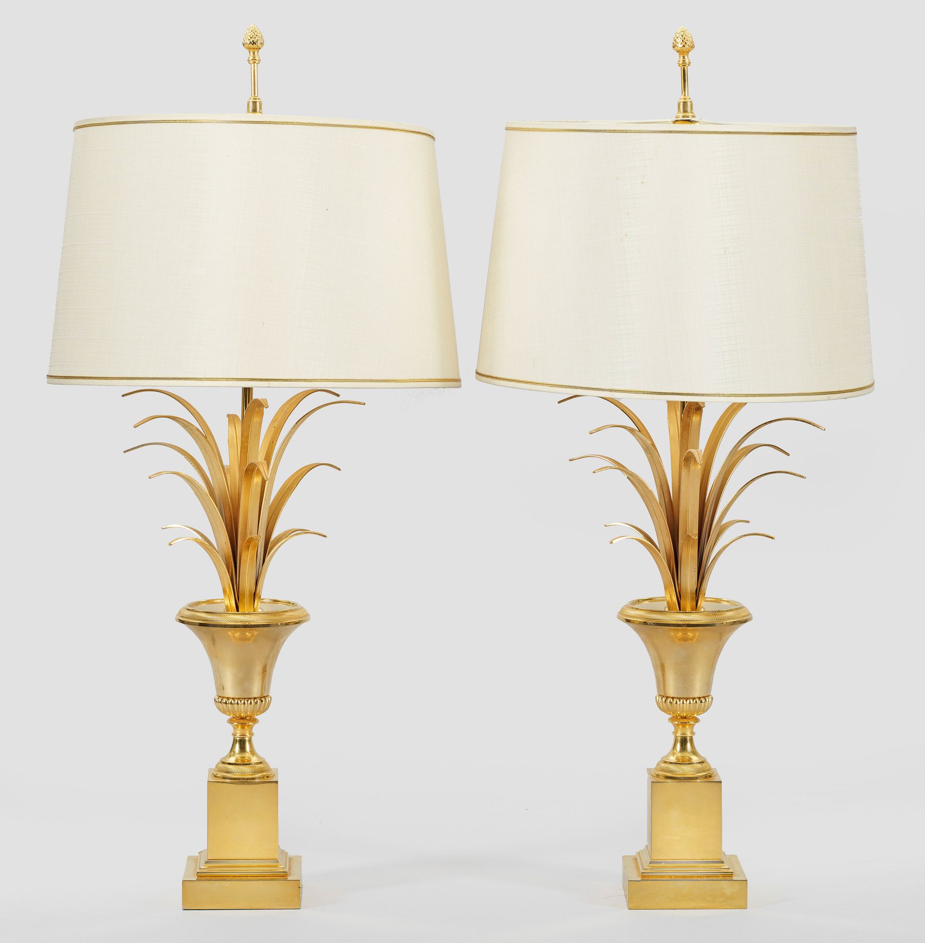 Null Coppia di lampade da tavolo decorative nello stile della Maison Jansen, a 3&hellip;