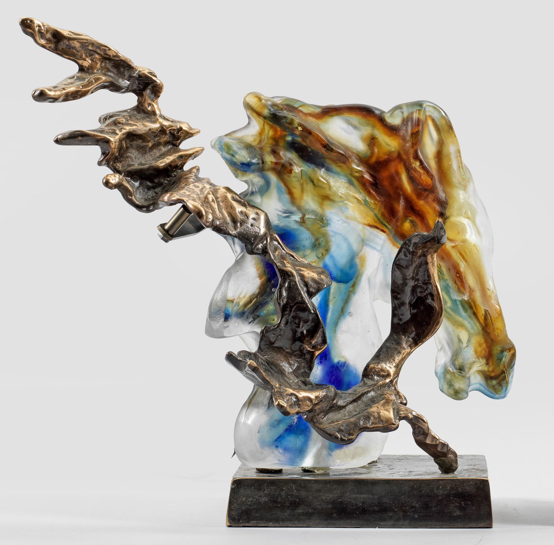 Null 伊夫-洛赫（生于 1947 年，法国北部）
超现实主义马头灯雕
青铜，抛光和锈蚀；玻璃或水晶玻璃，无色，多色珐琅。双标志。基座和玻璃背面均有 "LOH&hellip;