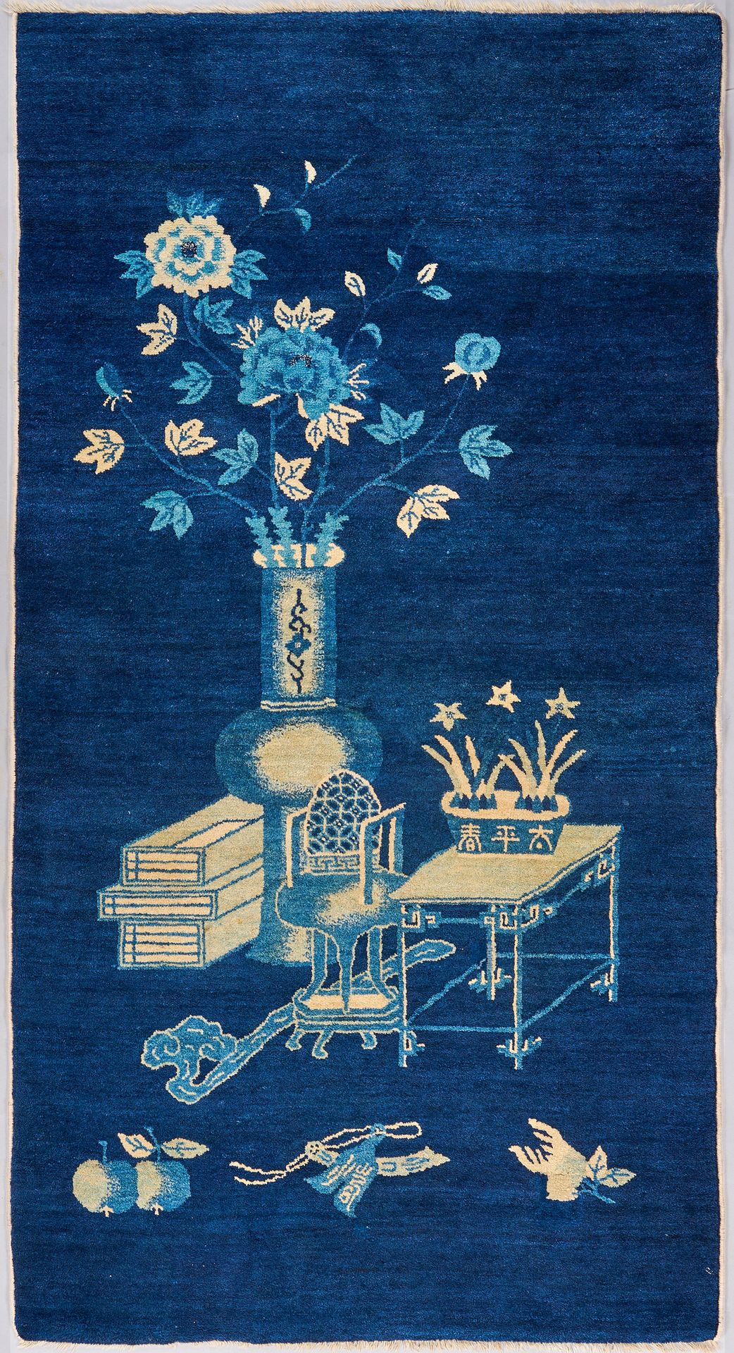 Null Antiguo tapiz chino China. 1ª mitad del siglo XX; lana sobre algodón. Fondo&hellip;