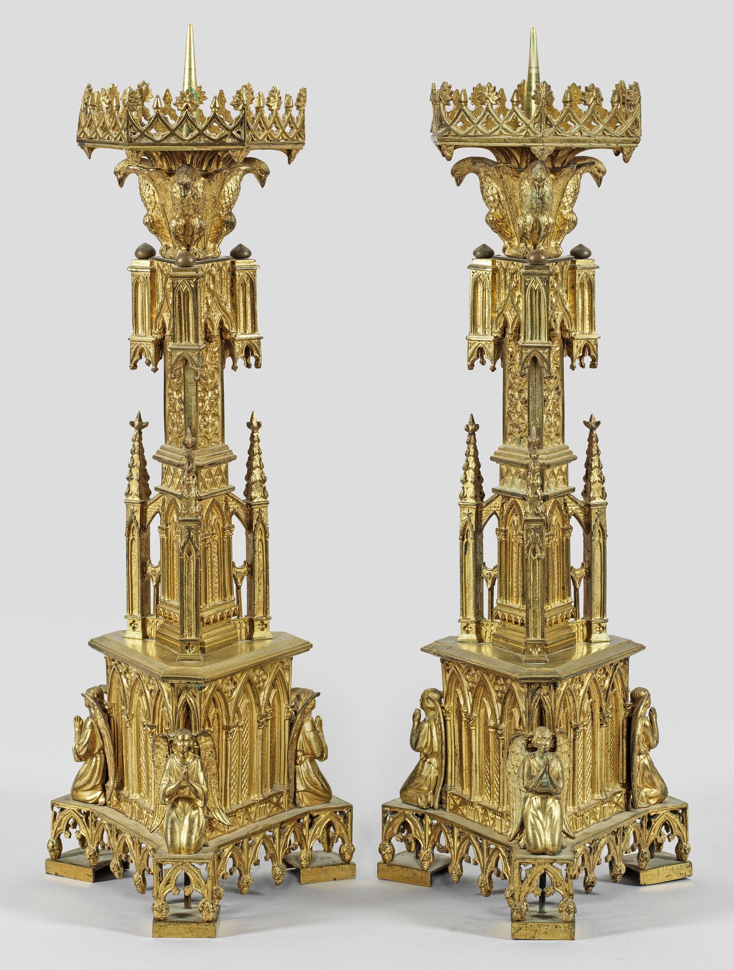 Null 一对大型新哥特式祭坛烛台，单灯；黄铜，镀金。阶梯式上升的烛身采用了大教堂的建筑元素，如尖拱和桁架，两侧是雕刻精美的天使形象和尖塔。檐碗由上方的鹰支撑，&hellip;