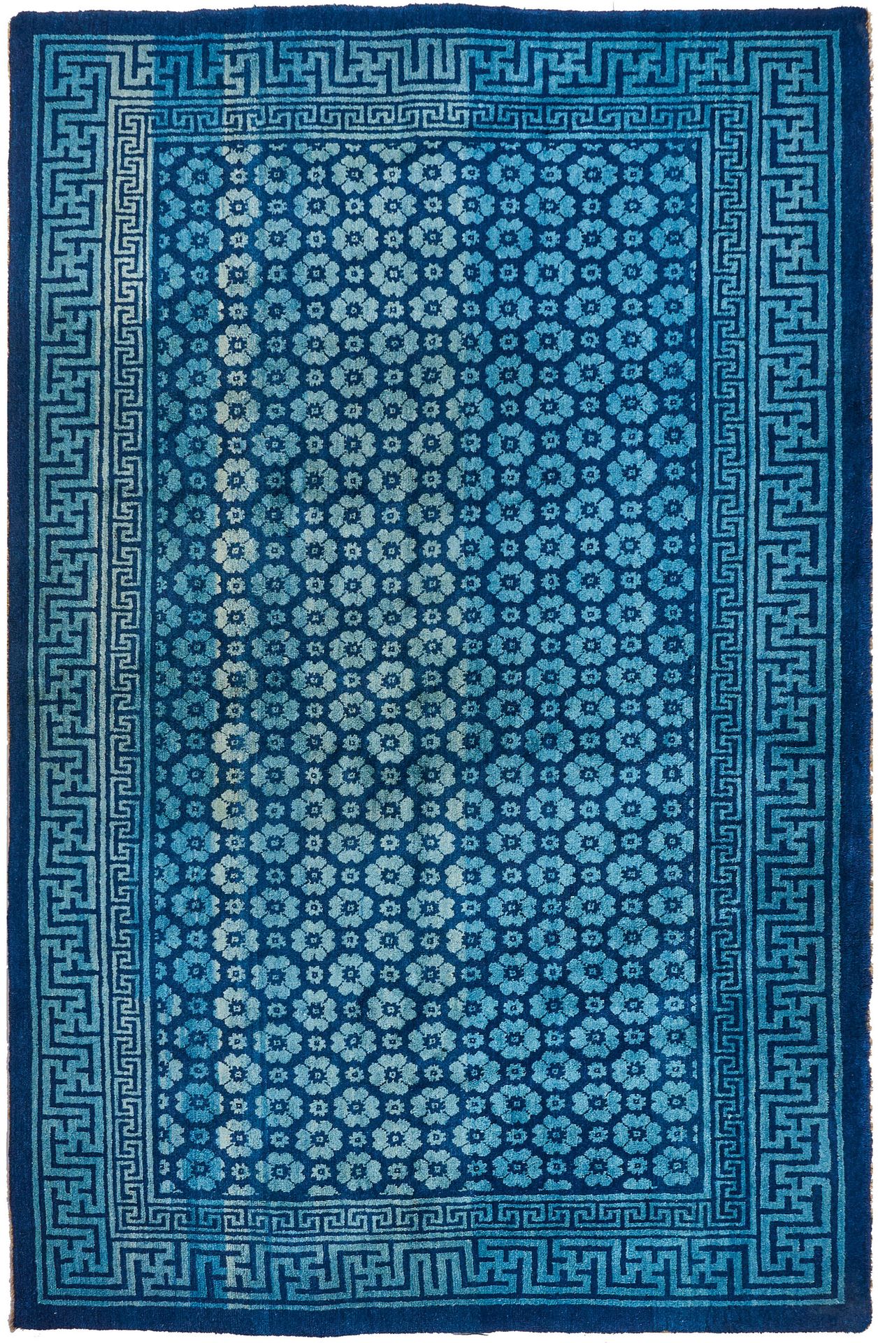 Null Ancien tapis chinois Chine. Milieu du 20e s. ; laine sur coton. Dans le cha&hellip;