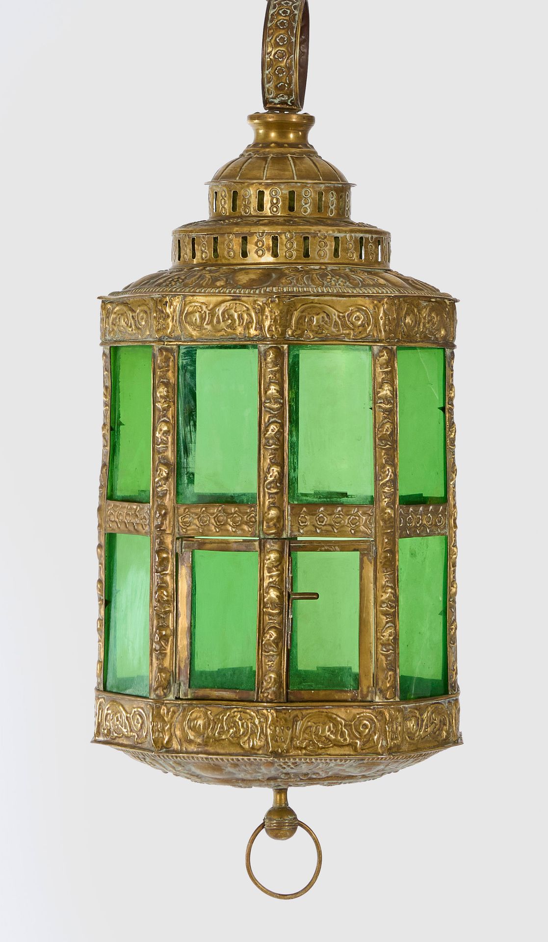 Null Lanterne de plafond de style baroque Tôle de laiton estampée et verre vert.&hellip;