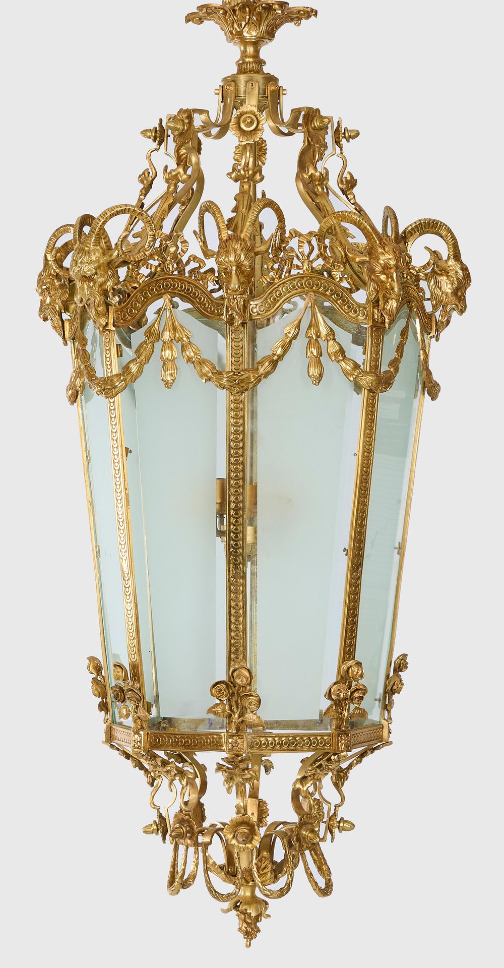 Null Imposante lampe de plafond de style Louis XVI à 8 branches ; bronze doré. C&hellip;