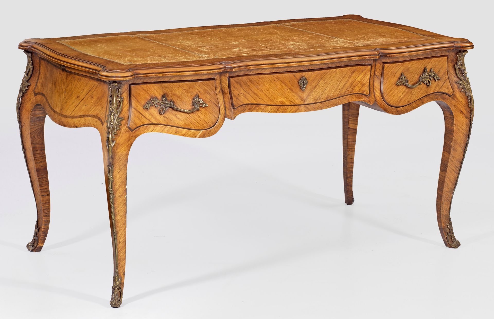 Null 路易十五时期风格的胡桃木办公桌，贴面并上过漆。拱形弧形框架，配以强劲的弧形腿。隔层正面有一个浅膝孔和三个大小不一的抽屉。略微突出的模制顶板上镶嵌有皮革&hellip;