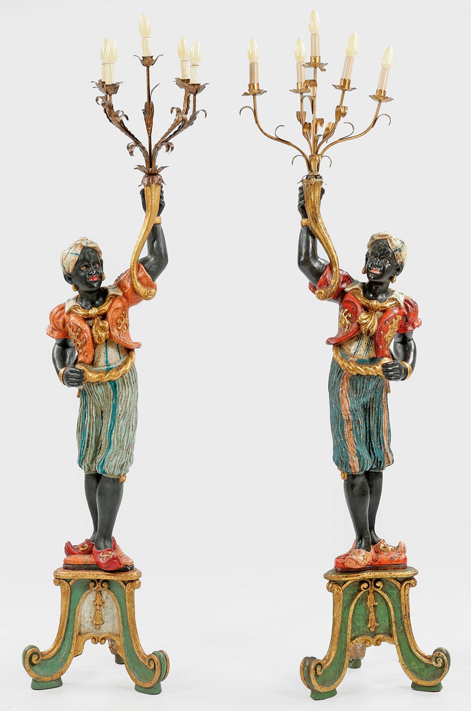 Null Paire de lustres-sculptures Contreparties. 5 branches ; bois polychrome et &hellip;
