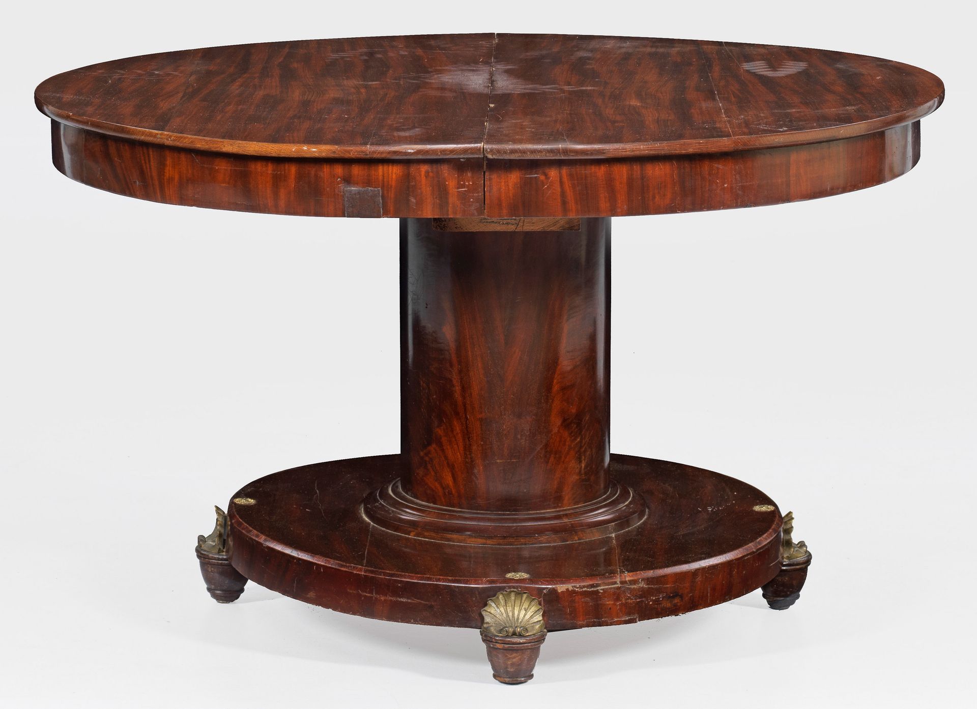 Null Charles X mahogany extending table, veneered. Above a round plinth and pres&hellip;