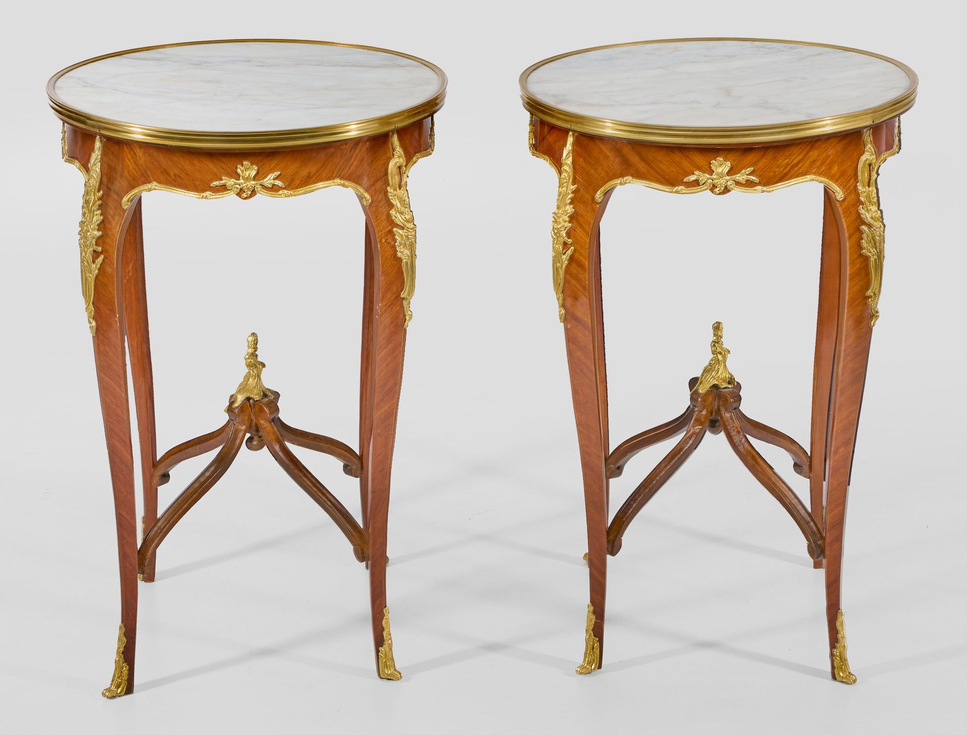 Null 一对路易十五风格的胡桃木边桌，饰以木皮，并配有镀金铜饰。高而优雅的弧形桌腿上有与之相匹配的弧形桌框，桌腿之间由涡卷状支柱连接。略微突出的轮廓框架桌面由&hellip;