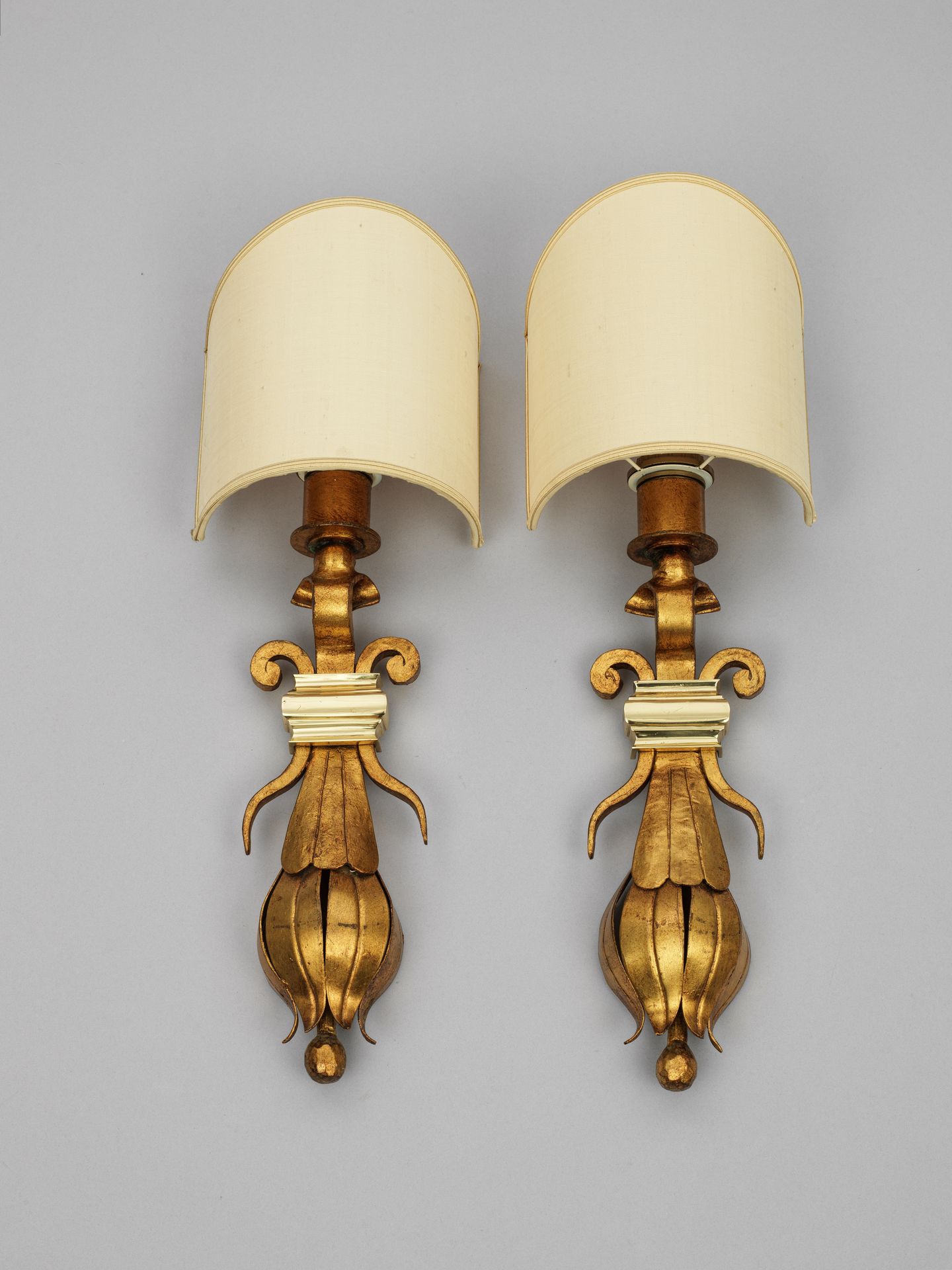 Null Pair of decorative 1-light wall lamps; metal, painted gold. Baluster-shaped&hellip;